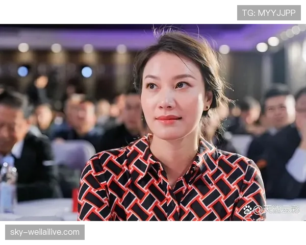 谢杏芳抱娃像隔壁阿姨，画面一角的包和豪车把我看懵了